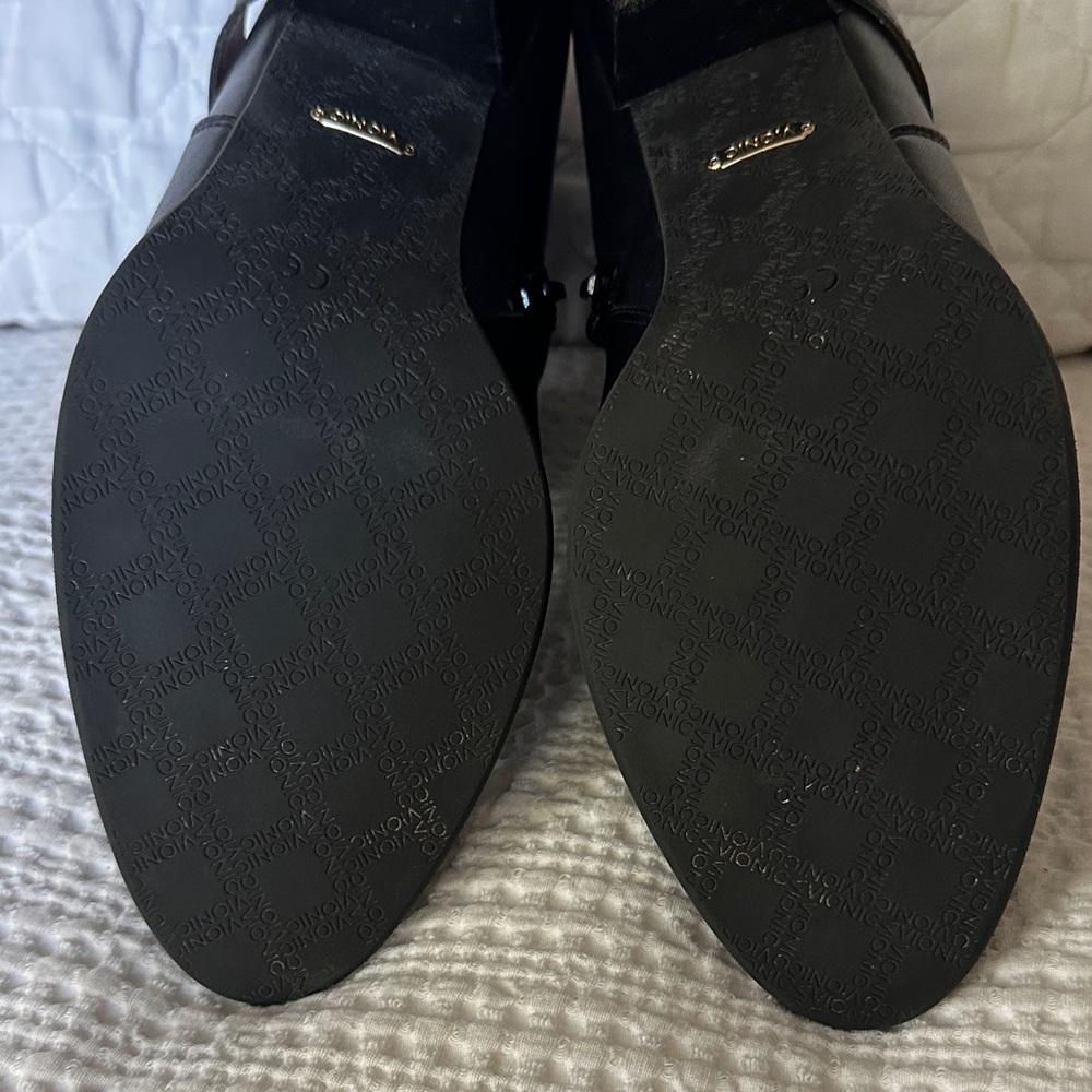 Vionic Black Ankle Boot Size 9 - image 3